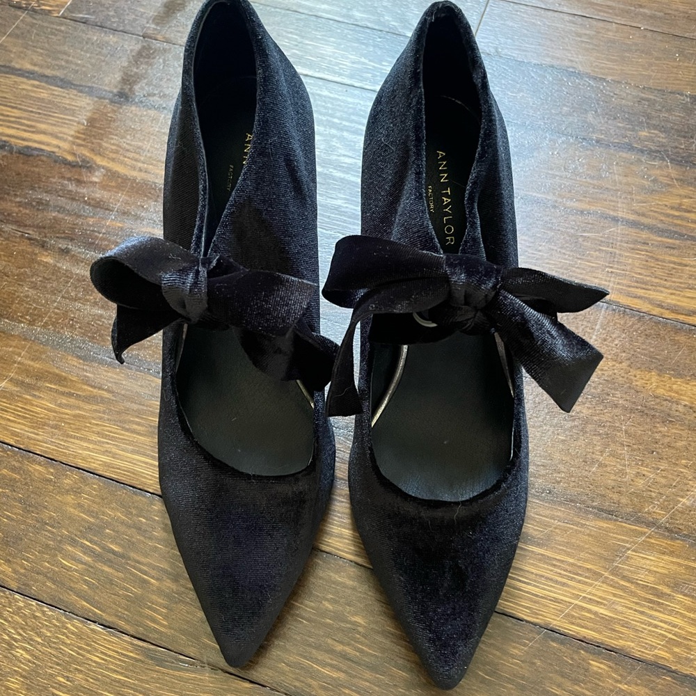 BRAND NEW! Black Velvet Heels with Tie